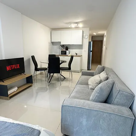 Flora Beachfront Finikoudes Apartamento *