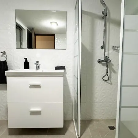 Flora Beachfront Finikoudes Apartamento *